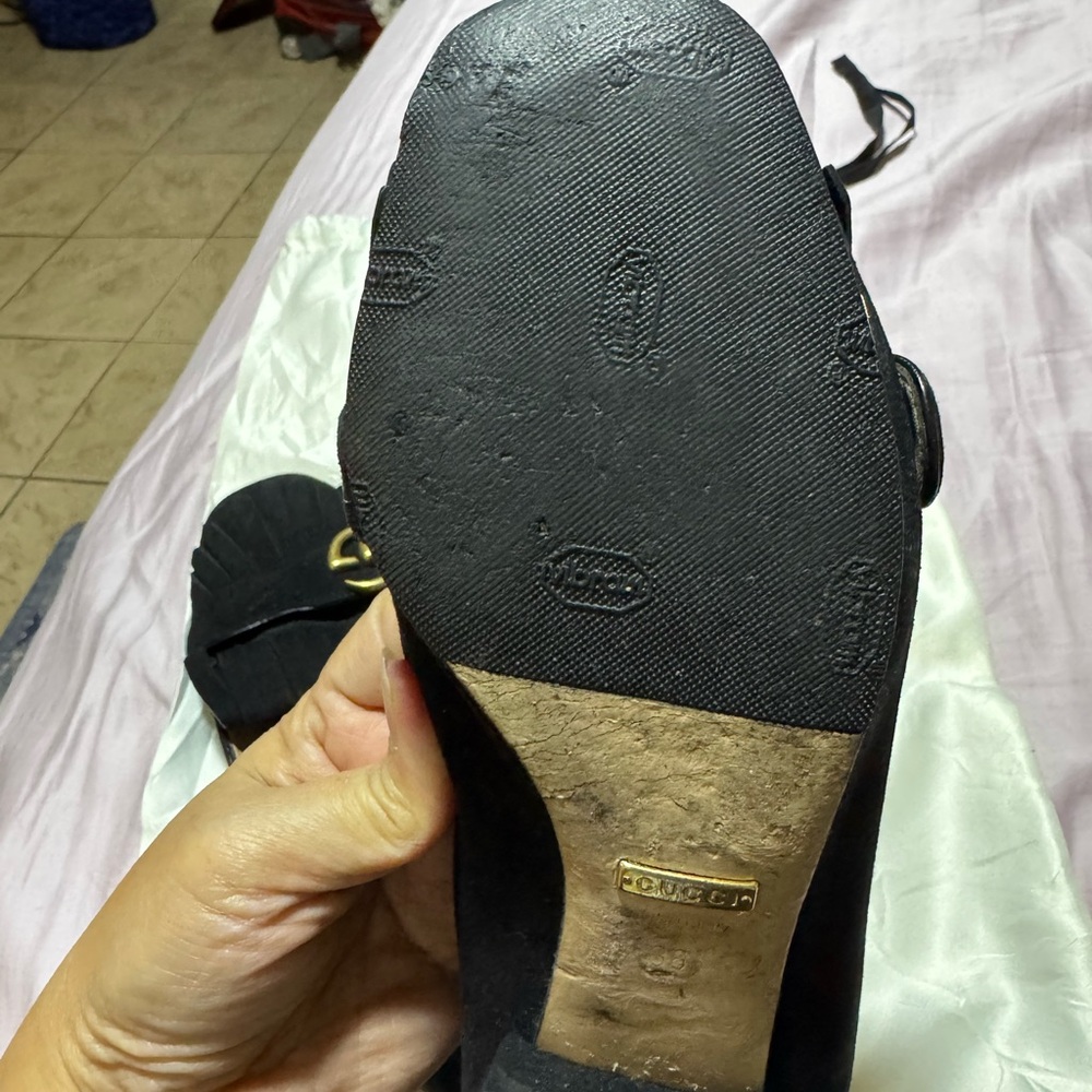 Gucci Women's Black Suede Fringe Loafers with Gold GG Hardware Size 6 - Picture 10 of 16